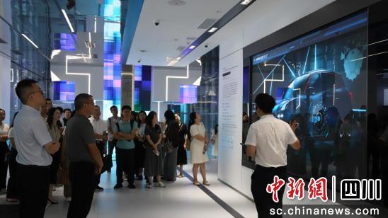 機(jī)器人進(jìn)廠打螺絲成現(xiàn)實(shí) 成都國(guó)企開(kāi)放日揭秘制造業(yè)智能化轉(zhuǎn)型